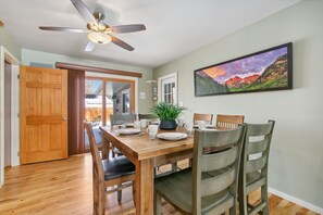 Nhà, nhiều giường, sân hiên, quang cảnh vườn (1220 Juniper Ct) | Khu ăn uống