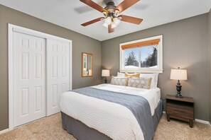 Rumah, Beberapa Tempat Tidur, patio, pemandangan kebun (1220 Juniper Ct) | 5 kamar tidur dan didekorasi berbeda-beda