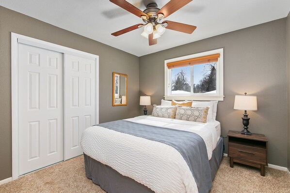 House, Multiple Beds, Patio, Garden View (1220 Juniper Ct) | 5 bedrooms, individually decorated, individually furnished, desk