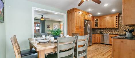 Nhà, nhiều giường, sân hiên, quang cảnh vườn (1220 Juniper Ct) | Bếp riêng | Tủ lạnh, lò vi sóng, lò nướng, bếp nấu