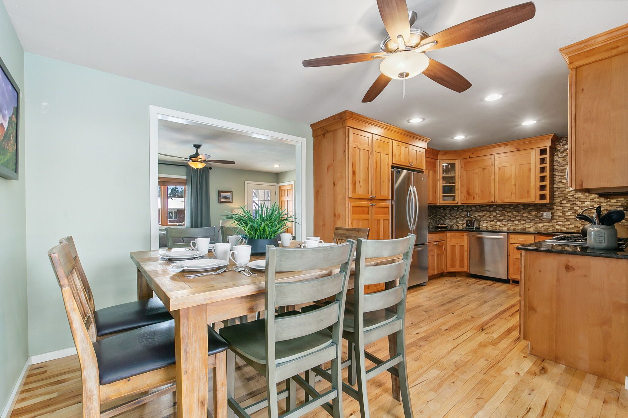 Casa, varias camas, patio, vista al jardín (1220 Juniper Ct) | Cocina privada | Refrigerador, microondas, horno y parrilla de estufa 