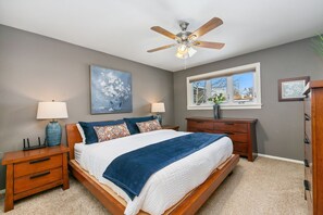 Nhà, nhiều giường, sân hiên, quang cảnh vườn (1220 Juniper Ct) | 5 phòng ngủ, trang trí khác biệt 