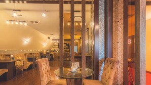 Un restaurante con muebles de madera y una mesa de vidrio.