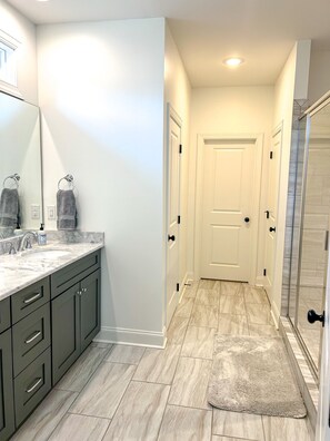 Shower, hair dryer, towels, toilet paper - New! No Dawgs- Full 3-bedroom house minutes to campus (Auburn)