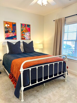 3 bedrooms, iron/ironing board, free WiFi, bed sheets - New! No Dawgs- Full 3-bedroom house minutes to campus (Auburn)