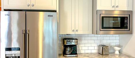 ثلاجة، ميكروويف، فرن، موقد طهي مسطح