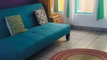 Loft familiar | Área de sala de estar | Televisión de pantalla plana de 32 pulgadas con canales por cable