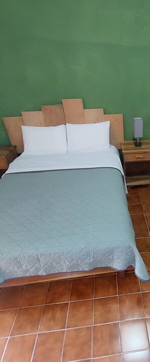 A bed with a headboard, a pillow, and a blanket. - San Cristóbal Bleisure Hotel (San Cristóbal de las Casas)