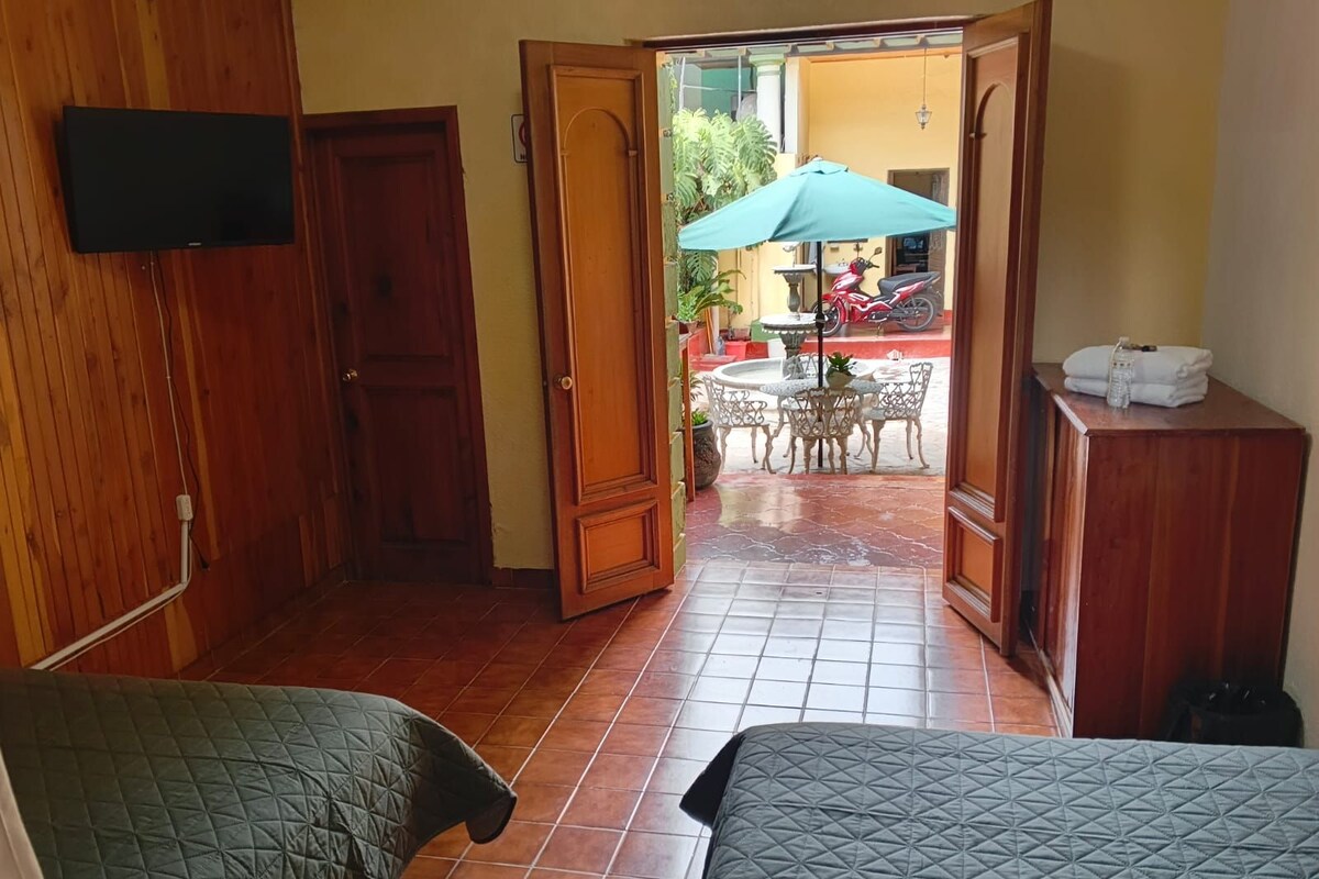 Quarto casal standard | Edredons de pluma, escrivaninha, Wi-Fi de cortesia, roupa de cama