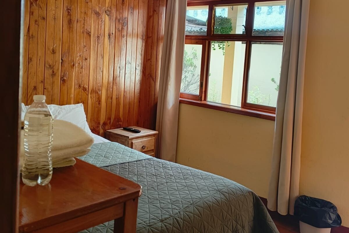 Quarto solteiro standard | Edredons de pluma, escrivaninha, Wi-Fi de cortesia, roupa de cama