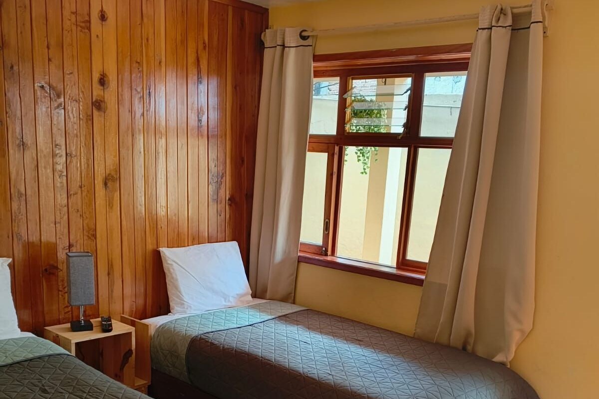 Quarto casal standard de uso individual, 2 camas de solteiro | Edredons de pluma, escrivaninha, Wi-Fi de cortesia, roupa de cama