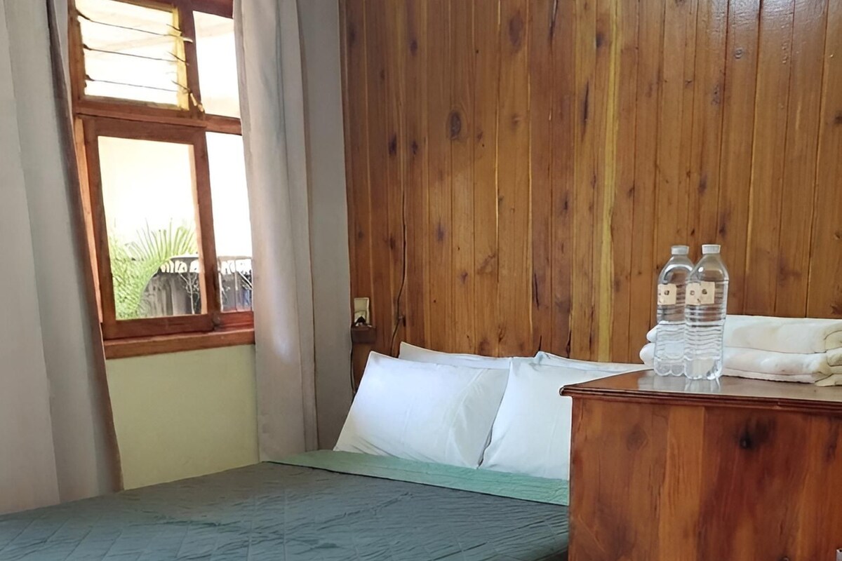 Habitación individual estándar | Edredón, escritorio, wifi gratis y ropa de cama