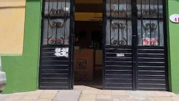 Vista frontal de la propiedad