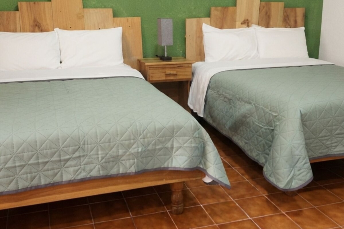 Habitación doble estándar | Edredón, escritorio, wifi gratis y ropa de cama
