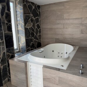 Douche, baignoire Ă jets, sĂšche-cheveux, serviettes fournies