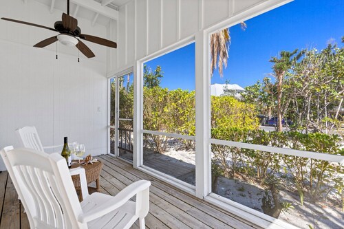 Gorgeous Renovated Cottage steps to beach!
