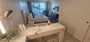 2 Schlafzimmer, Schreibtisch, Bügeleisen/Bügelbrett, Reisekinderbett