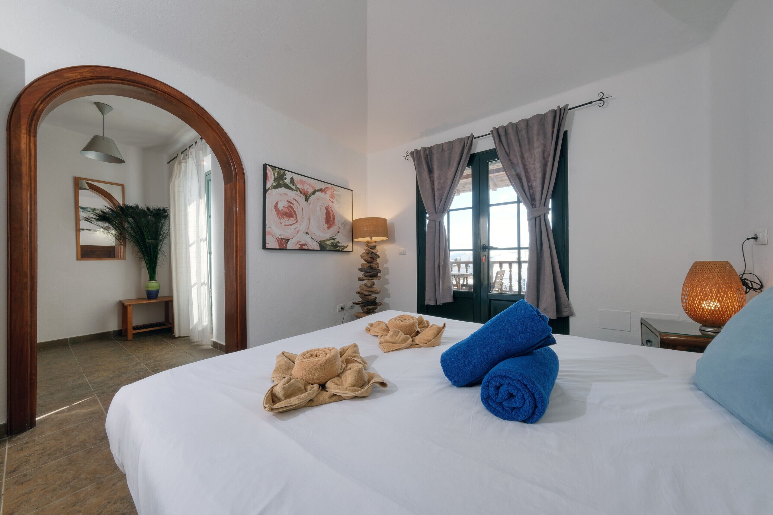 2 slaapkamers, een bureau, een strijkplank/strijkijzer, reisbedje