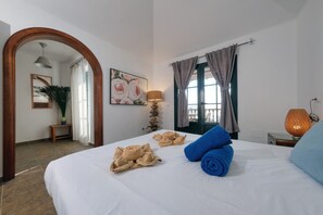 2 habitaciones, escritorio y tabla de planchar con plancha 