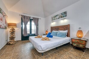 3 habitaciones, escritorio y tabla de planchar con plancha 