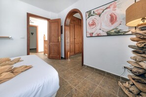 2 quartos, escrivaninha, ferros/tábuas de passar roupa, berço de viagem