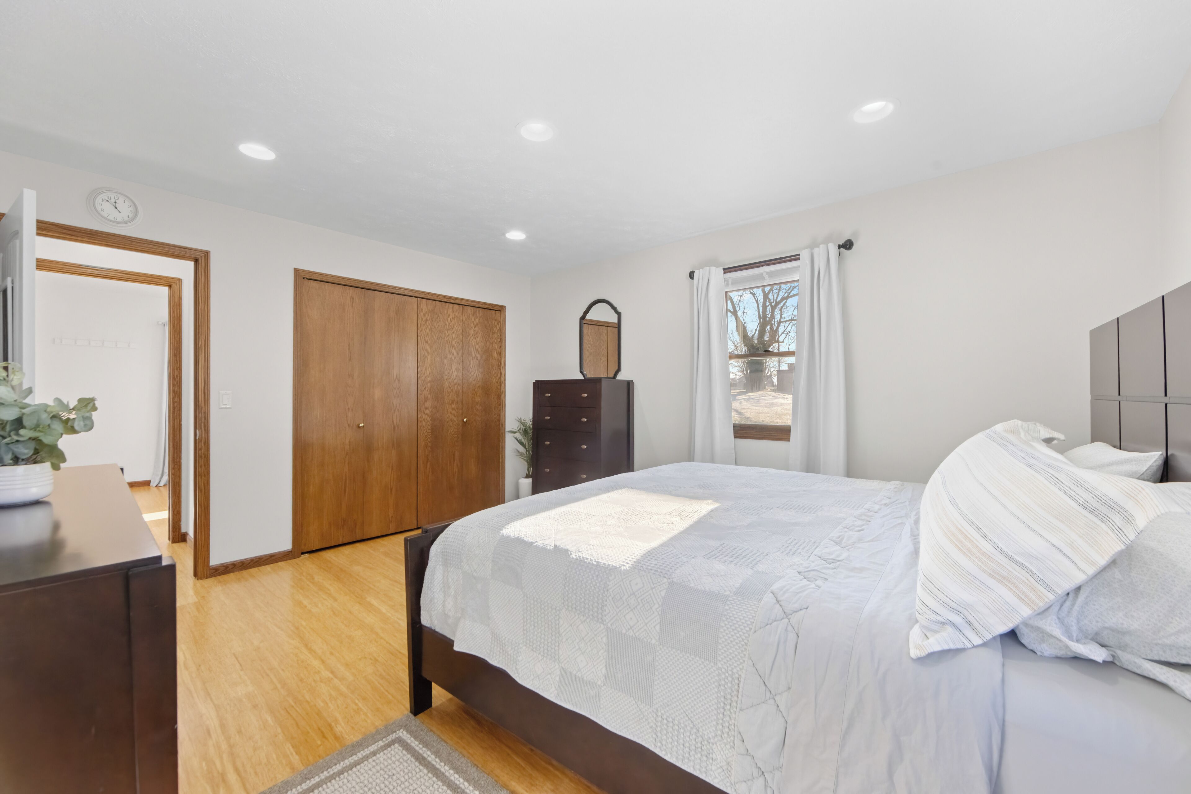 2 habitaciones, tabla de planchar con plancha, wifi y ropa de cama 