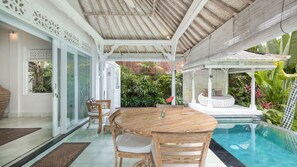 Villa, vistas al jardín | Comedor