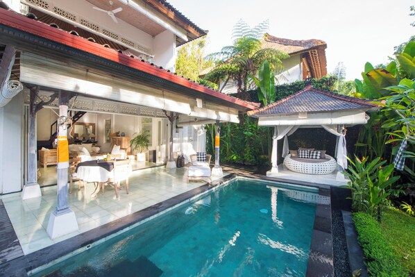 Una piscina al aire libre