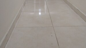A narrow, well-lit hallway with a shiny tiled floor and a handrail on the left. - Furnished apartment, Excellent location, free parking (Cereté)