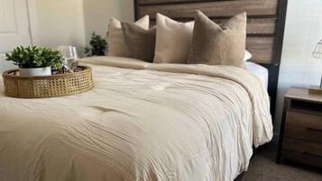 4 quartos, escrivaninha, ferros/tábuas de passar roupa