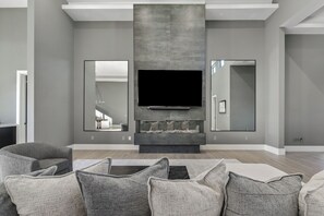 Smart TV, fireplace