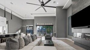 Living area - Modern 5-bedroom house perfectly situated near old town Scottsdale (Scottsdale)
