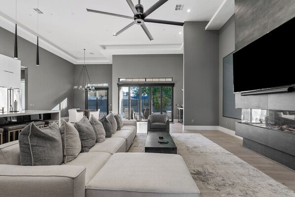 Smart TV, fireplace