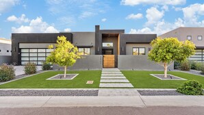 Exterior - Modern 5-bedroom house perfectly situated near old town Scottsdale (Scottsdale)