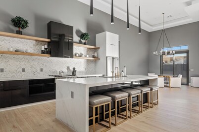 Modern 5-bedroom house perfectly situated near old town Scottsdale