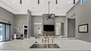 Interior - Modern 5-bedroom house perfectly situated near old town Scottsdale (Scottsdale)