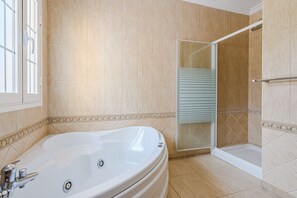 Douche, sèche-cheveux, serviettes fournies