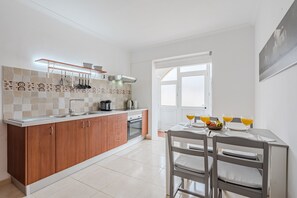 Fridge, oven, coffee/tea maker, electric kettle - Grandview Lodge Apartment 2 (Adeje)