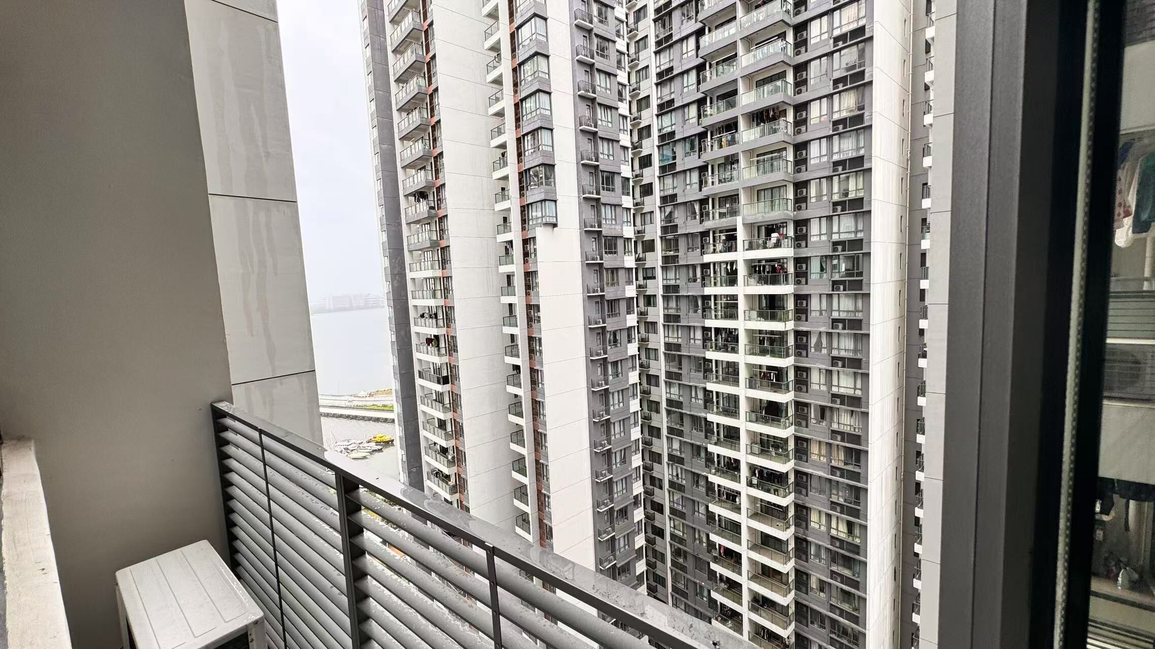 Appartement, balcon, vue jardin