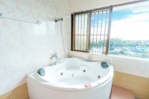 Secador de pelo, bidet, toallas, jabón