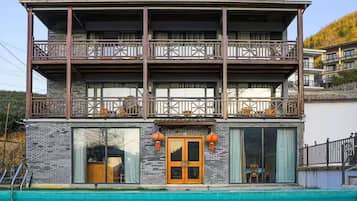 Comfort Suite, Balcony, Mountain View | Blackout curtains, free WiFi, bed sheets