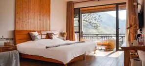 Cortinas opacas, wifi gratis, ropa de cama