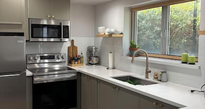 Chic studio with AC and WiFi in vibrant Woodland Hills