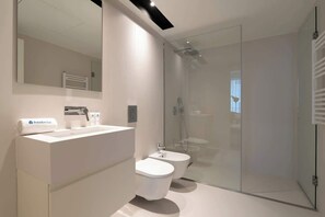 Shower, hair dryer, towels, shampoo - Stylish Formosa Studio by HostWise (Porto)