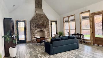Smart TV y chimenea