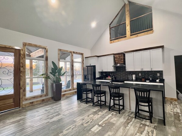 Fridge, microwave, oven, stovetop - Relaxing & Spacious home near Lakepoint- Allatoona (Cartersville)