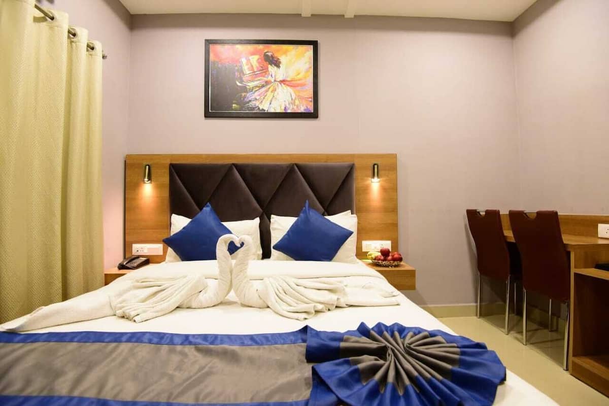 Executive Room | Desk, laptop workspace, WiFi (free)