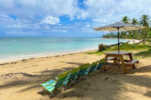 Am Strand, weißer Sandstrand, Strandbar