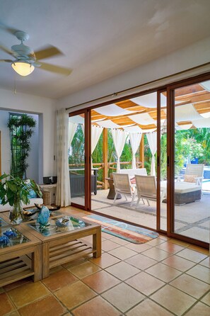 Classic-Villa, 4 Schlafzimmer, eigener Pool, Strandblick | Terrasse/Patio