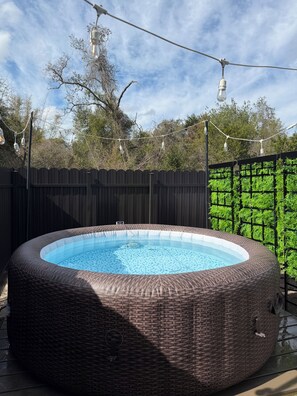 Tina de hidromasaje al aire libre